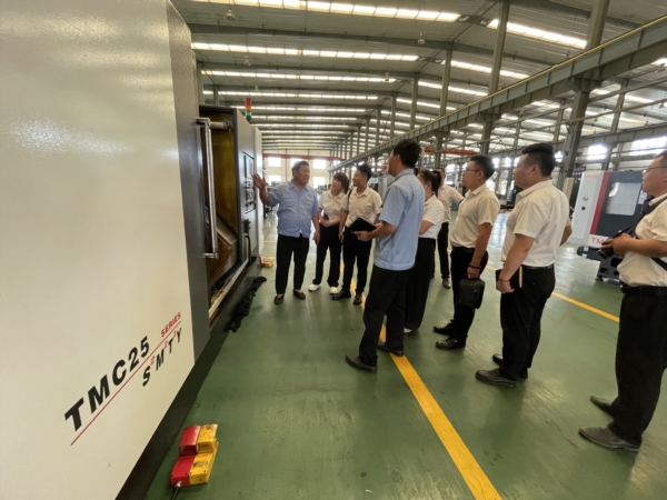 ?？怂咕軝C(jī)床公司來(lái)魯機(jī)公司進(jìn)行技術(shù)交流