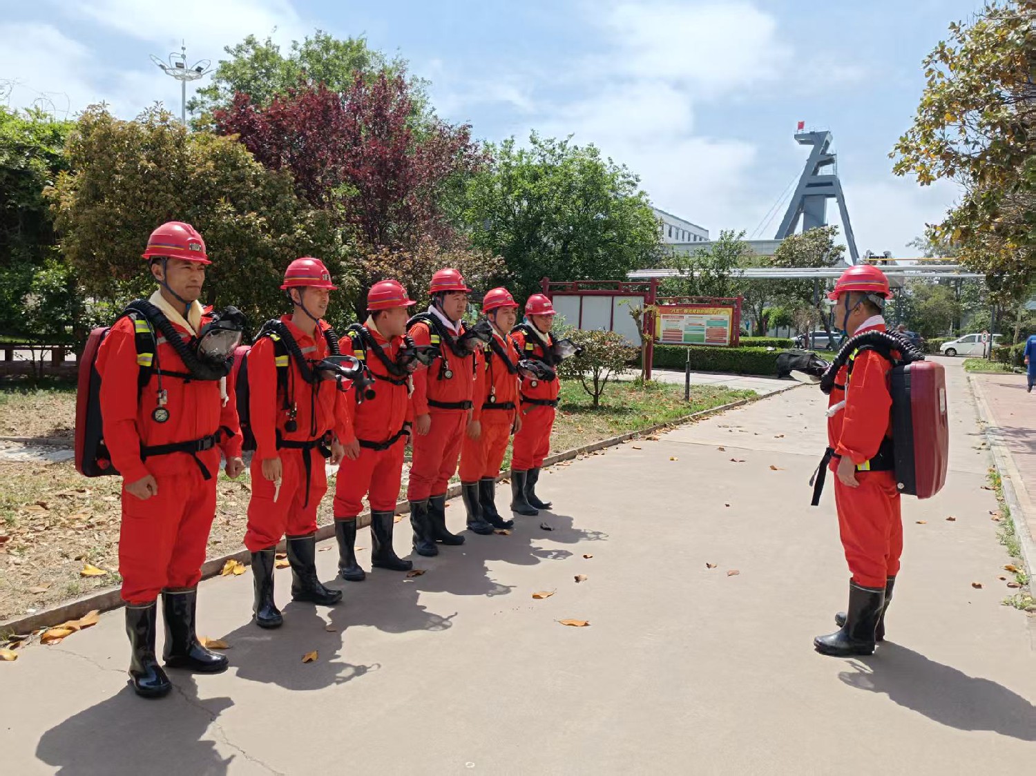 東大煤礦開(kāi)展礦山救護(hù)隊(duì)標(biāo)準(zhǔn)化達(dá)標(biāo)集訓(xùn)