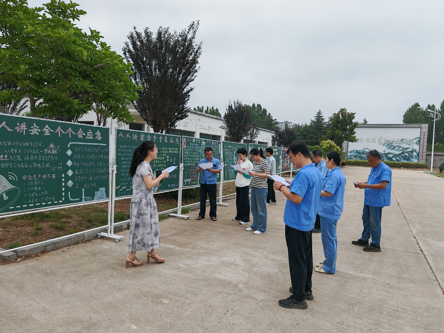 魯機(jī)公司開(kāi)展安全生產(chǎn)月主題黑板報(bào)評(píng)比活動(dòng)