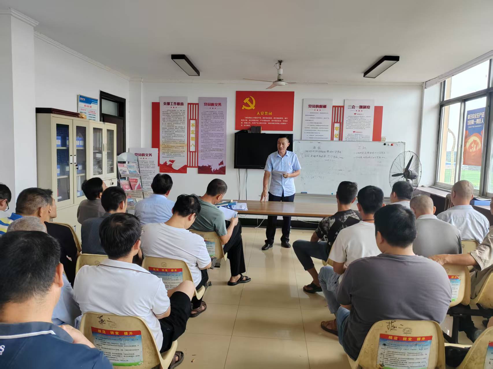 金達(dá)煤礦掘二工區(qū)：“學(xué)習(xí)身邊榜樣” 激發(fā)奮進力量